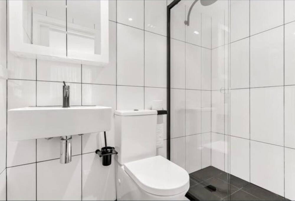 A Modern Two Bedroom Apartment! Quiet, Secure And 1 Minute Walk To Bondi Beach! Apartment Sydney