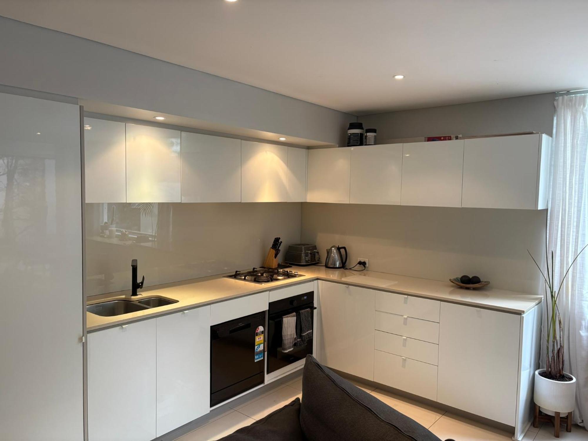 Apartment A Modern Two Bedroom Apartment! Quiet, Secure And 1 Minute Walk To Bondi Beach!